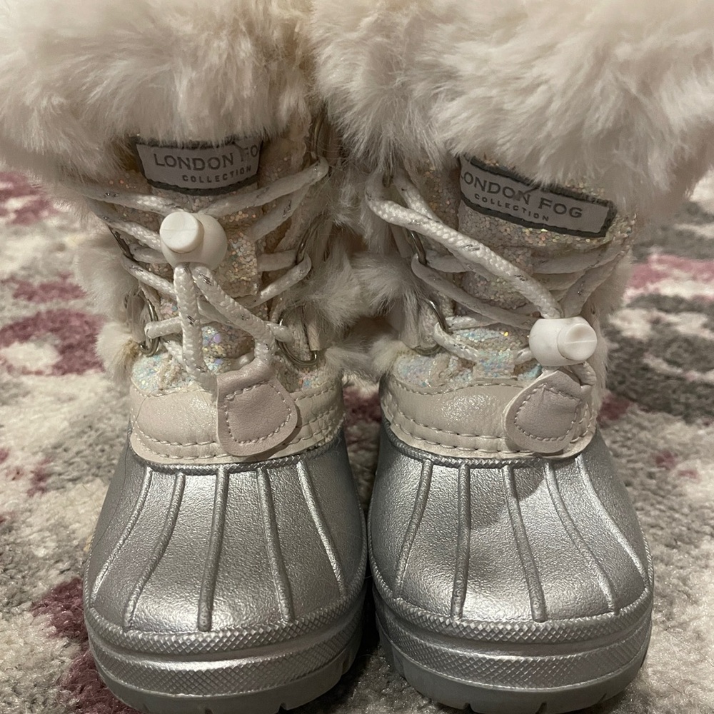 London Fog Silver Sparkle Boots with White Fur Trim 💖